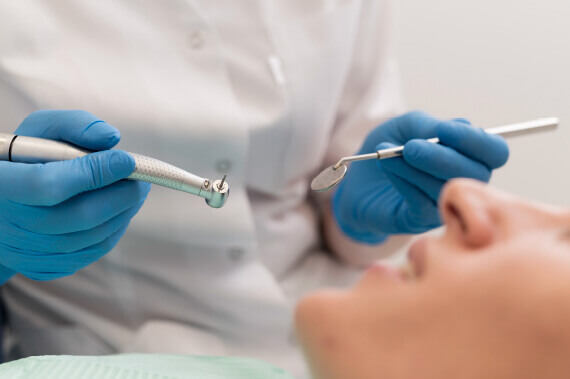Dentista mexendo na boca do paciente